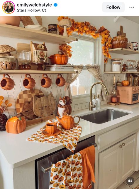 Kitchen Fall Decorating Ideas, Halloween Kitchen Decor, Fall Kitchen Decor, Decorating Advice, Kitchen Decor Ideas, Halloween Kitchen, Small Space Diy, Fall Kitchen, Cozy Decor