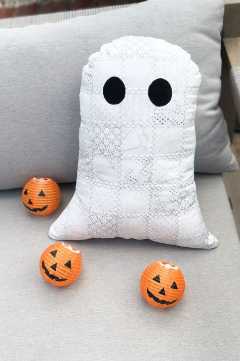 Stuffed Ghost Pattern, Ghost Quilt, Ghoul Gang, Sewing Decor, Fall Sewing Projects, Quilt Shirt, Ghost Pillow, Halloween Sewing, Sew Projects