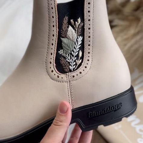 #Regram via @www.instagram.com/p/Ch7kzCyJ30j/ Embroidered Blundstone Boots, Embroidered Blundstone, Blundstone Embroidery, Boot Embroidery, Bridal Embroidery, Dating Anniversary, Blundstone Boots, Embroidered Boots, Got Engaged