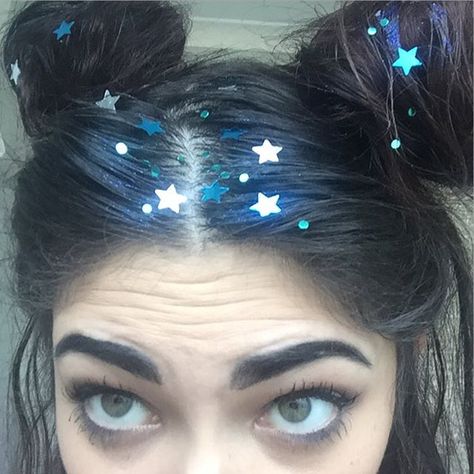 Pin for Later: Glitter Roots Is Officially the Hottest Trend of Festival Season Hairstyles Glitter, Glitter Roots Hair, Bane Cosplay, Leeds Fest, Glitter Hair Spray, Glitter Iphone 6 Case, Glitter Roots, Sparkle Hair, Makeup Dark