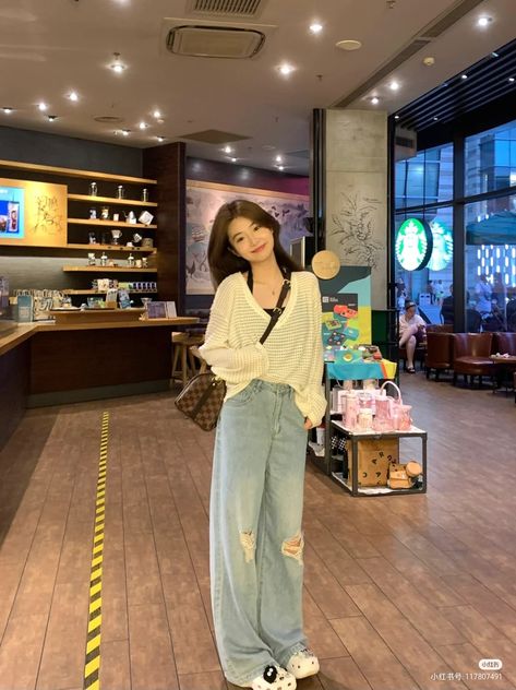 Korean Petite Outfits, South Korean Fashion Street Styles, Cute Korean Style Outfits, Ulzzang Fashion Street Styles, Korean Chic Outfits, Pastel Color Outfit, Aesthetic Korean Outfits, Crocs Outfit, Ootd Korean