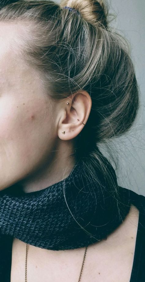 Do a single or maybe double forward helix on left ear to? Ohrknorpel Piercing, Bijoux Piercing Septum, Piercing Lobe, Forward Helix Piercing, Septum Piercings, Cute Ear Piercings, Forward Helix, Cute Piercings, Conch Piercing