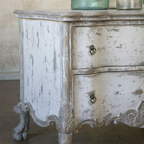 Branco e cinza. Commode Shabby Chic, Shabby Chick, Shabby Chic Dresser, White Dresser, Distressed Furniture, Chalk Paint Furniture, Furniture Finishes, Shabby Chic Homes, Diy Vintage