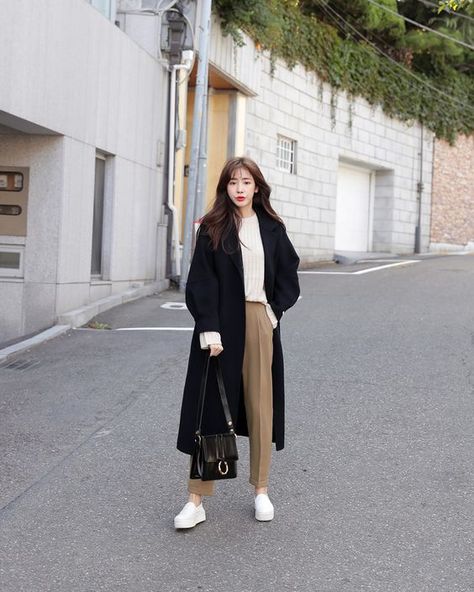 How to Wear Long Coat With Casual Style This Spring Minimal Stil, Korean Winter Outfits, Summer Korean Fashion, Korean Fashion Ulzzang, Korean Fashion Fall, Korean Fashion Winter, Korean Fashion Summer, Famous Outfits, Quoi Porter