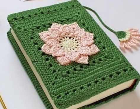 Crochet Book Cover, Crochet Bookmark Pattern, Crochet Case, Crochet Book, Crochet Bookmarks, Fun Crochet Projects, Crochet Books, Diy Crochet Projects, Crochet Home