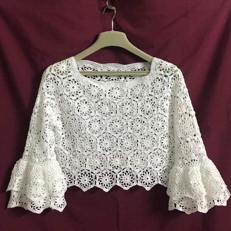 Ladies Blouses And Tops, Ladies Blouses, Blouse Tops Designs, Crochet Top Outfit, African Print Tops, Crop Top Pattern, Best African Dresses, Blouse Casual Fashion, African Fashion Skirts