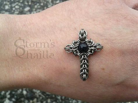 Boris Vuk #Chainmaille #Cross Chainmail Cross Tutorial, Chainmail Cross, Chainmaille Jewelry Patterns, Chain Maille Patterns, Jump Ring Jewelry, Chainmaille Jewelry, Chainmail Jewelry, Woven Ring, Wire Jewelry Tutorial