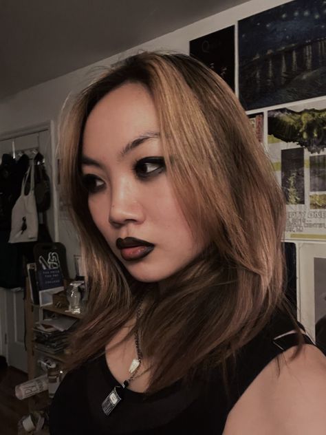 dark gothic makeup look with blonde hair Goth Asian Girl, Makeup On Asian, Brown Goth, Goth Asian, Asian Goth, Goth Gf, Gothic Makeup, Goth Girl, Goth Makeup