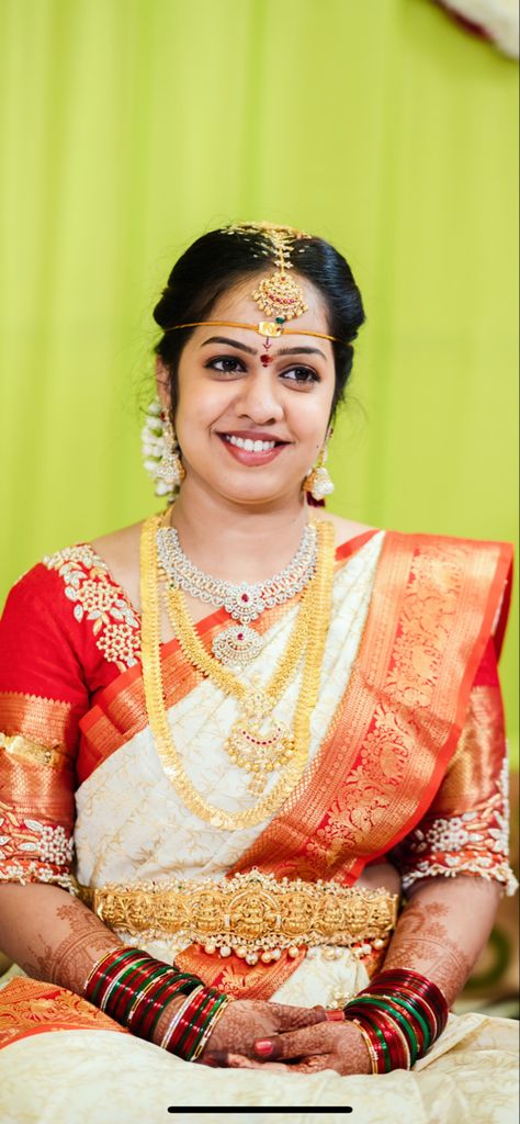 Bride in traditional telugu talambralu saree, kasula peru and astalakshmi Vaddanam Telugu Brides Jewellery, Talambralu Saree South Indian, Traditional Telugu Jewellery, Astalakshmi Vaddanam Gold, Talambralu Saree Blouse Designs, Telugu Bride Saree, Traditional Telugu Bride, Telugu Bride Jewellery, Talambralu Saree