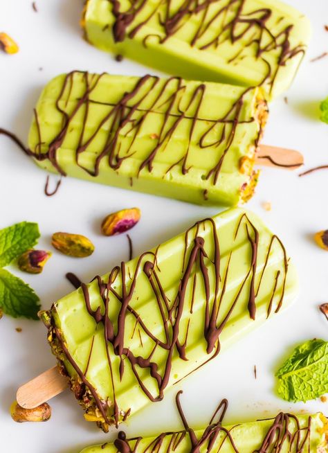 Pistachio Popsicles, Avocado Pistachio, Avocado Popsicles, Gourmet Popsicles, Popsicles Recipes, Vegan Popsicles, Refined Sugar Free Desserts, Ice Cream Ideas, Healthy Popsicles