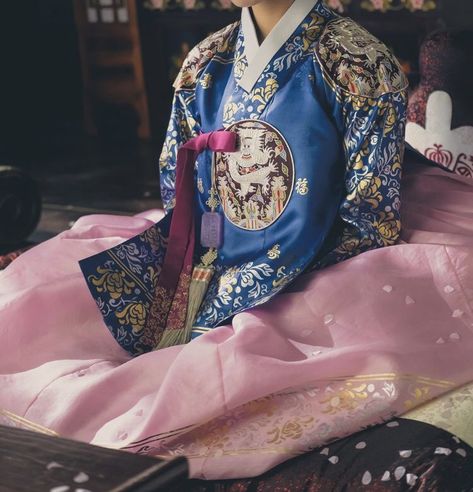 Korean Traditional Dress Royal, Miller Grove, Royal Hanbok, Hanbok Wedding Dress, Hanbok Wedding, Eid Outfit Ideas, Queen Royal, Crystal Cove, Korean Accessories