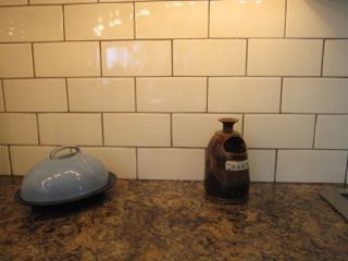 Metro tiles with dark grout Brown Grout, Brown Countertop, Brown Granite Countertops, Trendy Kitchen Backsplash, Cream Cabinets, Farmhouse Backsplash, Brown Granite, Subway Tile Kitchen, Herringbone Backsplash