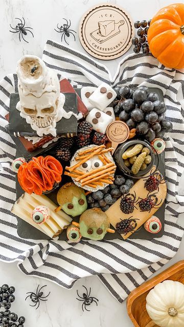 Halloween Board, Summer Boat, Halloween Food Treats, Halloween Treats Easy, Food Ideas Summer, Charcuterie Inspiration, Lake Food Ideas, Charcuterie And Cheese Board, Boat Food