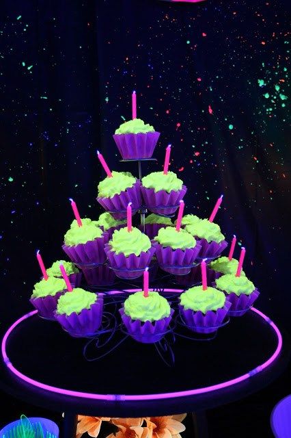 Party themes- Neon party- Glow Party ideas via frostedevents.com @frostedevents #partythemes #neonglowparty Glow In The Dark Cupcakes, Party Themes For Teenagers, Glow In Dark Party, Neon Birthday Party, Glow Birthday Party, Party Neon, Neon Birthday, Blacklight Party, Glow Birthday