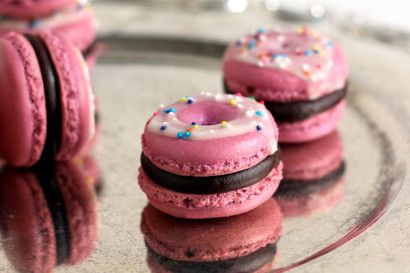 Donut Macarons, Raspberry Donut, Kue Macaroon, Macaron Cookies, Famous Chocolate, French Macaroons, Macaroon Recipes, Macaron Recipe, Chocolate Raspberry