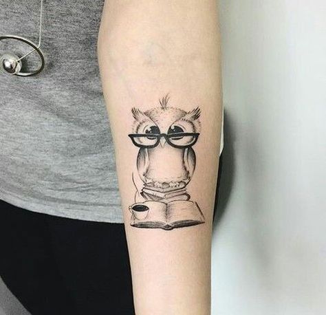 Simple Owl Tattoo, Baby Owl Tattoos, Unique Animal Tattoos, Teacher Tattoos, Cute Owl Tattoo, Tier Tattoo, Best Tattoo Ever, Bookish Tattoos, Owl Tattoo Design