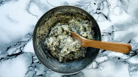 seaweed sea salt butter recipe Seaweed Butter Recipe, Seaweed Butter, Veggie Dips, Butter Recipes, Feel Good Food, Veggie Dip, Spread Recipes, Homemade Butter, Quick Healthy Meals