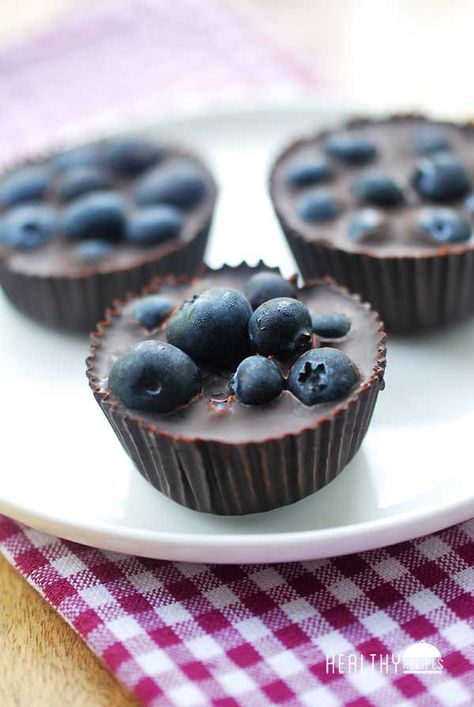 Combining two superfoods – dark chocolate and blueberries – this is a dessert you can actually feel good about enjoying. Chocolate Covered Blueberries, Chocolate Blueberry, Blueberry Chocolate, Low Calorie Snacks, Healthy Food Blogs, Blueberry Recipes, Chocolate Cups, Healthy Chocolate, Healthy Treats