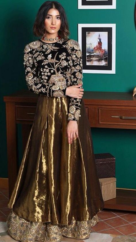 Pakistani Wedding Outfits, Indian Dresses Traditional, Indian Bridal Dress, Indian Gowns Dresses, Designer Saree Blouse Patterns, Pakistani Bridal Dresses, Indian Bridal Outfits, Designer Party Wear Dresses, Boutique Dress Designs