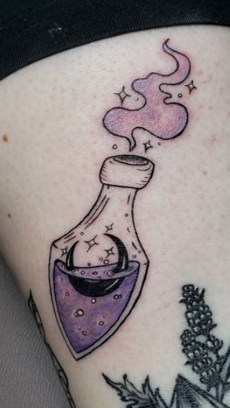 Tiny Potion Bottle Tattoo, Witch Tattoo Color, Witch Bottle Tattoo, Spell Book Tattoo Design, Pretty Little Poison Tattoo, Spell Jar Tattoo, Potion Bottle Tattoo Magic, Potion Bottle Tattoo Design, Aqua Tofana Tattoo