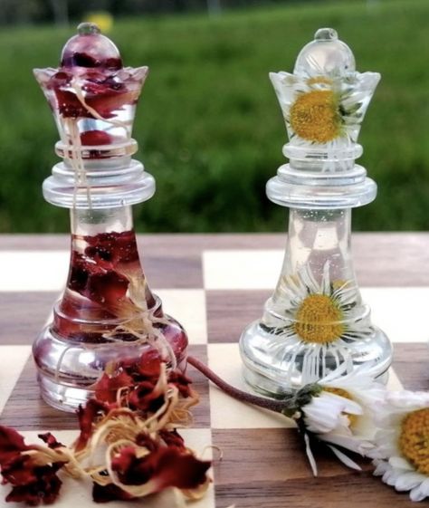 Epoxy Chess Set, Resin Chess Set Ideas, Resin Chess Board Ideas, Cool Chess Sets, Diy Chess Pieces, Chess Resin, Epoxy Chess Board, King And Queen Chess Pieces, Resin Chess Board