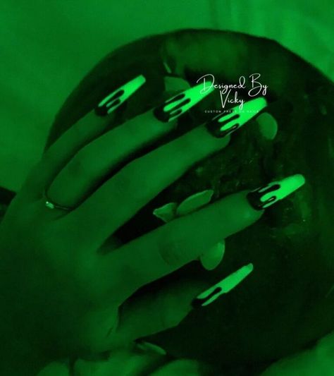 Black Drip Nails, Halloween Birthday Nails, Dark Halloween Nails, Nails Neon Green, Mood Changing Nails, Nails Glow In The Dark, Glow In The Dark Nails, Dark Nail Art, Dark Nail Designs