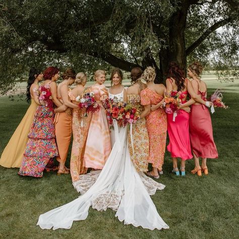 Rocky Mountain Bride | Wedding Inspiration on Instagram: "SUNSET VIBES 🩷🌞🍊 “We fell in love with the idea of our bridal party mismatching & creating a unique & textured look we hadn’t seen much of. We wanted everyone to stand out & feel their most beautiful self & we curated it to a sort of a sunset vibe. Two of our favourite things - sunsets & our best friends. From there on out we decided no colour was the best colour & to just strive for a common vibe instead - vibrant, fun, and beautiful.” - Colby & Kristin ✨ Vendors: @taelor.pinkskyphotography @rbeventsyeg @farmfreshflorals @ak.beautyco @blushartistrymua @starvinmarvinsyeg @curbsideyeg @specialeventrentals @fetefone @ritualsoflovebridal #mismatchedbridesmaids #rockymountainwedding #rockymtnbride #rockymountainbride #bri Bridal Party Mismatched, Bm Dresses, Orange Bridesmaid, Fall Bridesmaids, Orange Bridesmaid Dresses, Wedding Colors Purple, Fall Bridesmaid Dresses, Sunset Vibes, Mismatched Bridesmaids