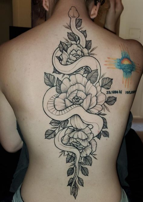 Spine Tattoo Snake, Snake And Flowers, Back Tattoo Women Spine, Back Tattoos Spine, Floral Back Tattoos, Flower Spine Tattoos, Tattoo Snake, Tato Minimal, Back Piece Tattoo