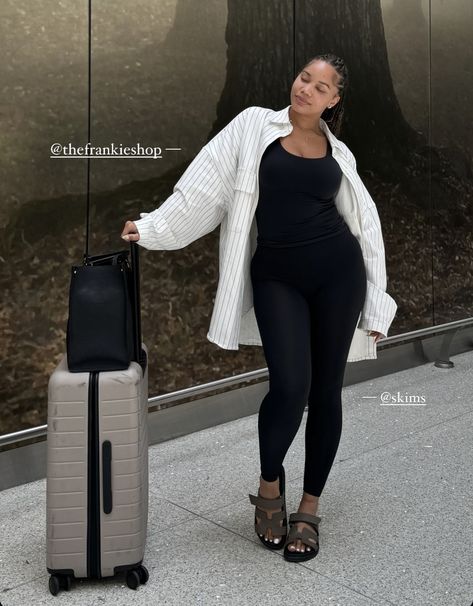 Chilled Outfits Black Women, Kaila Kake Outfits, Summer Airport Fits, Airport Fit Summer, Airport Outfit Jeans, Airport Outfits Black Women, Modest Airport Outfit, Outfit Aeroport, Embarkation Day Outfit