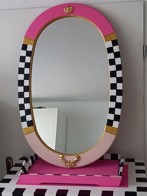 Diy Mirror Frame Painting Ideas, Paint Mirror Frame, Painted Mirror Frames, Upcycled Mirror Frame, Mirror Frame Painting Ideas, Painted Mirror Frame, Cafe Design Inspiration, Painting Mirror Frames, Upcycle Mirror