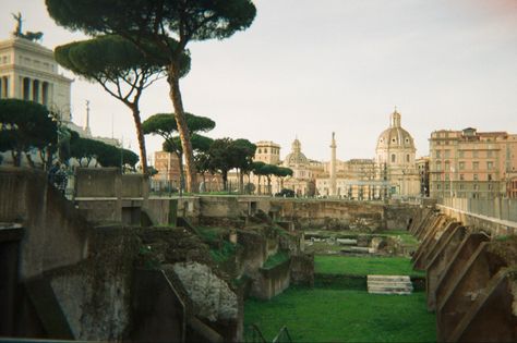 Italy Vintage Photography, Photograph Aesthetic Vintage, Rome On Film, Old Italy Aesthetic, Old Rome Aesthetic, Italy Vintage Aesthetic, Rome Aesthetic Vintage, Erasmus Aesthetic, Rome Vibes