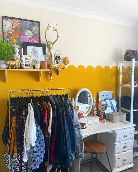 𝗘𝗹𝘆𝘀𝗵𝗮 𝗠𝗮𝗿𝗶𝗲✨ on Instagram: “Bedroom makeover ft mustard scalloped painted wall 🌼✨ Inspired by @ourlayeredhome to get creative and paint my bedroom wall in a quirky…” Yellow Scalloped Wall, Scalloped Painted Wall, Violet Room, Boy Room Paint, Instagram Bedroom, Nice Rooms, Oak House, Study Bedroom, Playroom Ideas