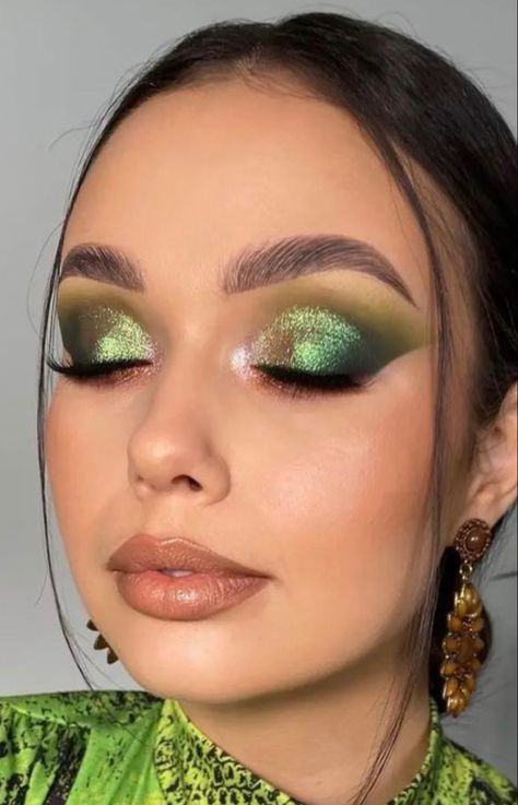 Green Cut Crease, Birthday Makeup, Green Makeup, School Makeup, Fall Makeup Looks, Green Eyeshadow, Glam Makeup Look, Creative Eye Makeup, Fall Makeup