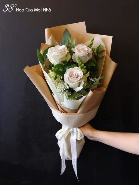 Modern Bouquet Floral Arrangements, Rose Bouquet Simple, Flowers For Guys, Simple Flower Bouquet, Floral Arrangements Ideas, Valentine Flower Arrangements, Simple Bouquet, Ideas For Flowers, Mini Bouquet