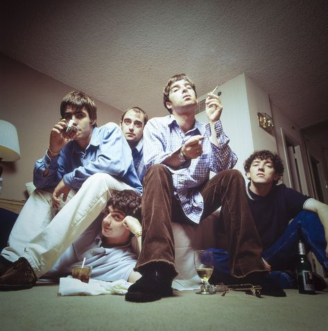 90s Music Artists, Oasis Live, Oasis Music, Music Photoshoot, Band Photoshoot, Oasis Band, Liam And Noel, Group Poses, Band Photography