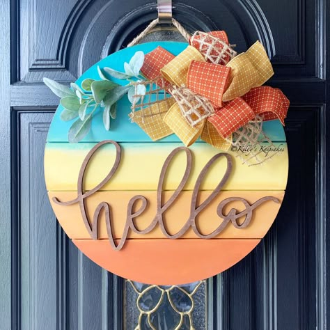 Door Hangers Diy, Door Signs Diy, Wood Wreath, Projets Cricut, Door Hanger Wreath, Summer Door Hanger, Hanger Wreath, Wooden Door Signs, Door Porch