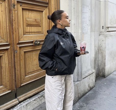 Winter Outfits Windbreaker, Raincoat Outfit Woman, Doudoune The North Face Outfit, North Face Windbreaker Outfit, Rain Jacket Outfit Aesthetic, Windbreaker Outfit Women, North Face Outfits Women, Rain Jacket Aesthetic, The North Face Jackets Outfits