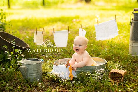 Baby Photography Poses, One Year Pictures, Baby Tub, Photography Mini Sessions, Wash Tubs, Old Photography, Photography Vintage, Foto Baby, Baby Themes