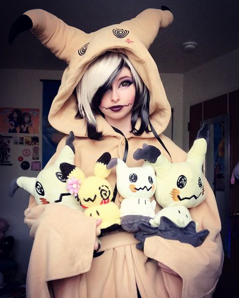 Mimikyu Tattoo, Pokemon Halloween Costume, Pokemon Halloween, Pokemon Costumes, Sun And Moon Drawings, Hallowen Costume, Pokemon Cosplay, Moon Drawing, Halloween Makeup Looks