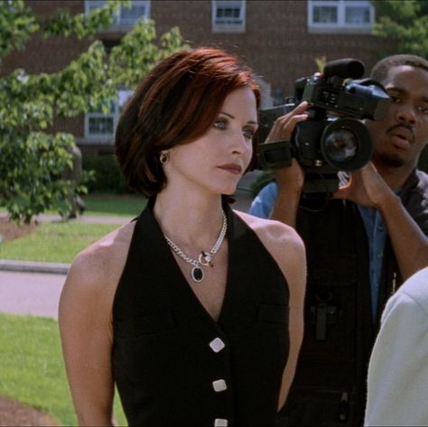 Scream 2 Sidney Prescott, Gale Weathers Outfits, Gale Weathers Scream 1996, Gale Weathers Costume, Locket Pics, Scream Trilogy, Surprise Sidney, Scream Icons, Iconic Tv Characters