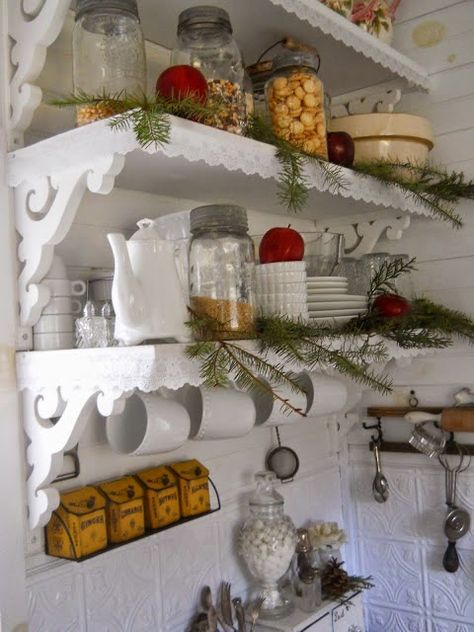 Beach Cottage Kitchen, Cocina Shabby Chic, Muebles Shabby Chic, Cottage Shabby Chic, Fairytale Cottage, Cottage Style Decor, Decor Shabby Chic, Cottage Kitchens, Shabby Chic Christmas