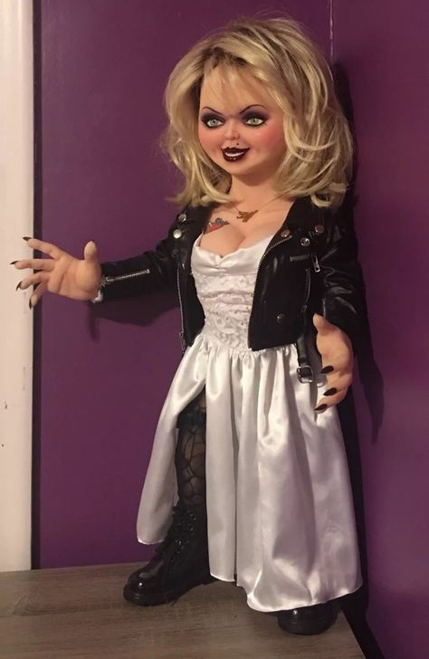 I need to know who made this replica?!? I have wanted an exact replica since i was 9 🖤🖤🖤 Tiffany Bride Of Chucky Costume Makeup Tutorials, Dark Costumes For Women, Tiffany Valentine Doll, Bride Of Chucky Halloween, Chucky Outfit, Chucky Halloween Costume, Tiffany Costume, Tiffany Bride Of Chucky, Tiffany Chucky Bride