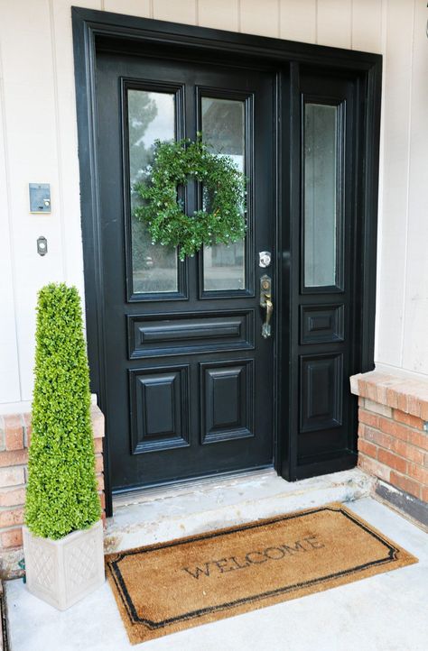 Update your curb appeal for under $10 in under 1 hour! - www.classyclutter.net Black Front Door With Sidelights, Deur Makeover, Front Door Inspiration, Black Front Door, Front Door Styles, Front Door Makeover, Farmhouse Front Door, Black Front Doors, Door Entry