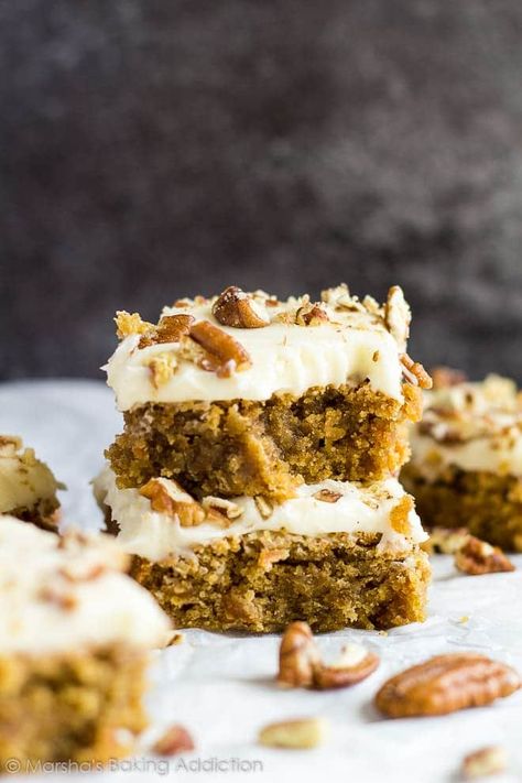 Carrot Cake Blondies - Deliciously moist and dense blondies that are stuffed full of carrots, perfectly spiced, and topped with a sweet cream cheese frosting! Christmas Snack Recipes, Vanilla Sheet Cakes, Carrot Cake Bars, Easy Carrot Cake, Mint Chocolate Chip Ice Cream, Bakewell Tart, Recipe Cake, Blondies Recipe, Sweet Recipe