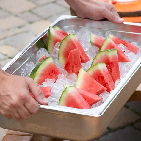 Keep fruit fresh in a metal tray packed with ice at your next outdoor party! More how-to organize outdoor party tips: http://www.bhg.com/party/birthday/themes/how-to-organize-outdoor-party-food-and-drinks/?socsrc=bhgpin063013icetray=3 Outdoor Party Food, Outdoor Party Foods, Fruit Buffet, Burger Party, Deco Fruit, Fresh Fruit Recipes, Fiesta Tropical, Party Food And Drinks, Metal Tray