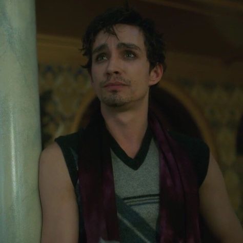 Tua Klaus, Klaus Umbrella Academy, The Scooby Gang, Academia Umbrella, Klaus Hargreeves, Favorite Number, Robert Sheehan, Comics Love, Under My Umbrella