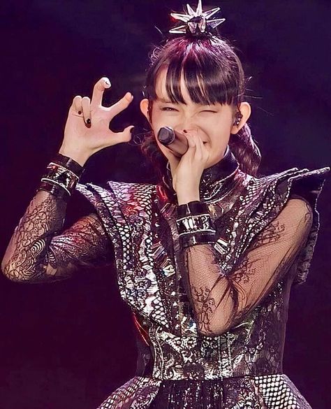 Suzuka Nakamoto on Instagram: “Hihihihi😆🌹❤️😍. #suzukanakamoto #yuimizuno #babymetalfansindonesia #suzukanakamoto #babymetaldeath #babymetal #babymetalfans #moametal…” Su Metal, Baby Metal, Japanese Pop, Live Band, Action Poses, I Love Girls, My Favorite Music, Lead Singer, Visual Kei