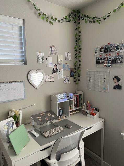 Socials in bio! Aesthetic Study Table Set Up, Work Desk Aesthetic, Small Studio Apartment Decorating, Bedroom Ideas For Small Rooms Diy, Study Desk Decor, First Apartment Decorating, Deco Studio, Desk Inspiration, Cute Dorm Rooms