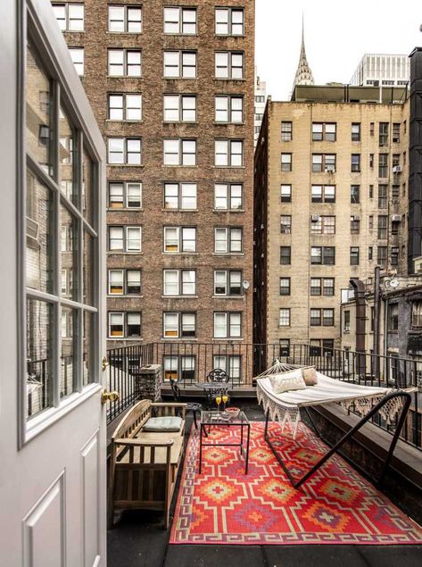 Balcony Hanging Plants, Apartamento New York, Balcony Patio Ideas, Balcony Entrance, Sf Apartment, Beautiful Balcony, Balcony Pool, New York Buildings, Balcony Table And Chairs