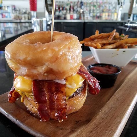 Dessert Burger, Donut Sandwich, Doughnut Burger, Donut Burger, Thick Bacon, Orlando Food, National Doughnut Day, Junk Food Snacks, Work Meals